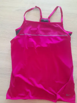 Camiseta deportiva Nike rosa y negra