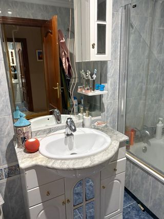 Mueble de baño con lavabo y espejo