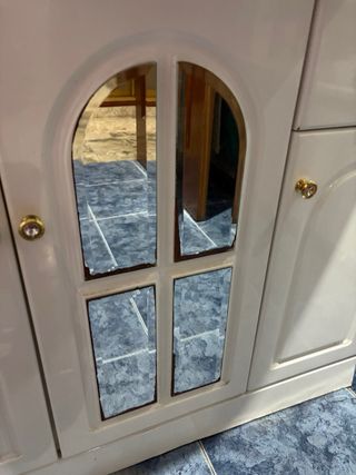 Mueble de baño con lavabo y espejo