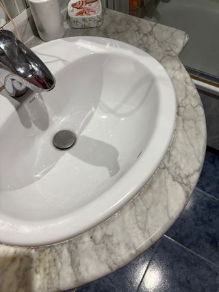 Mueble de baño con lavabo y espejo