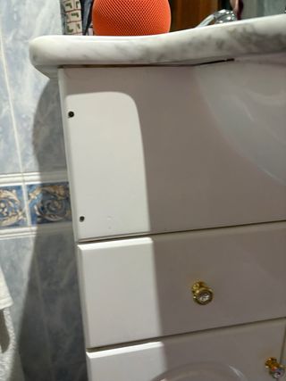 Mueble de baño con lavabo y espejo
