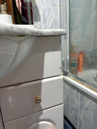 Mueble de baño con lavabo y espejo