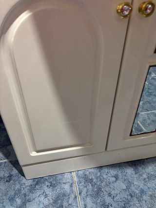 Mueble de baño con lavabo y espejo