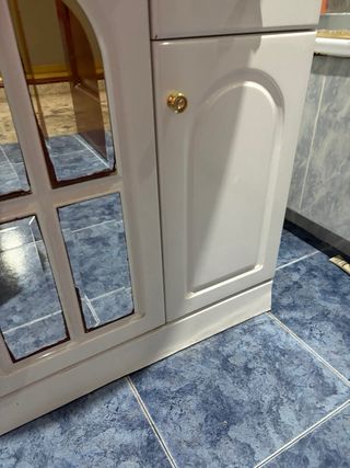 Mueble de baño con lavabo y espejo