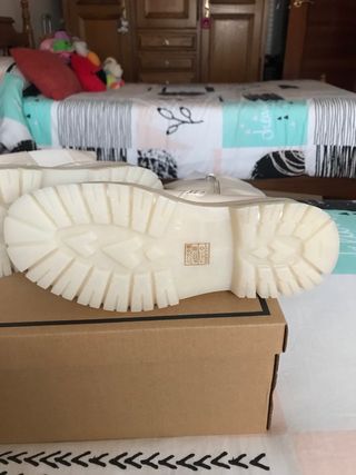 Botas altas beige con cremallera talla 36