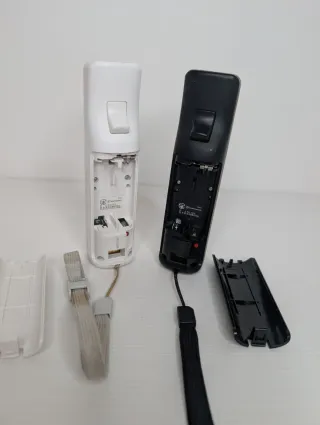 Coppia Wii Remote Nintendo (Bianco e Nero)