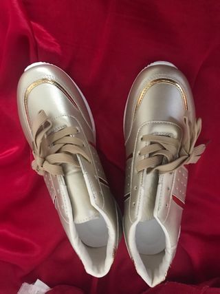 Zapatos dorados y blancos para mujer