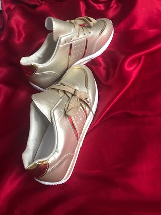 Zapatos dorados y blancos para mujer