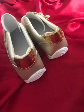 Zapatos dorados y blancos para mujer