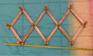 Appendiabiti in legno estendibile a fisarmonica