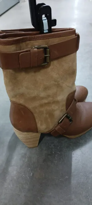 Botines de ante y piel con hebilla