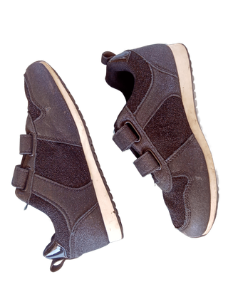 Scarpe nere e grigie con velcro
