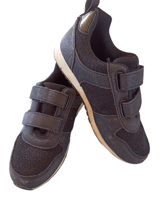 Scarpe nere e grigie con velcro