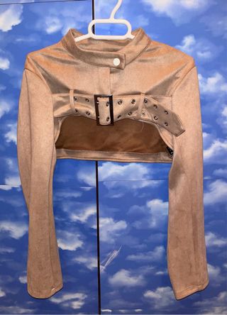 Chaqueta corta beige con cinturón