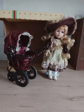 Muñeca porcelana con cochecito y bebé