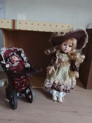 Muñeca porcelana con cochecito y bebé