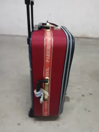 Maleta azul con candado