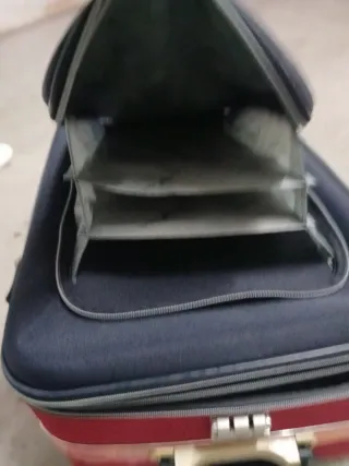 Maleta azul con candado