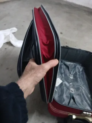 Maleta azul con candado