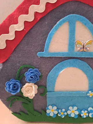 Portacucito in feltro a forma di casetta