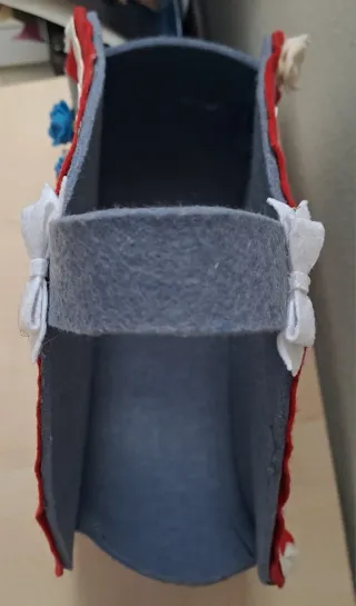 Portacucito in feltro a forma di casetta