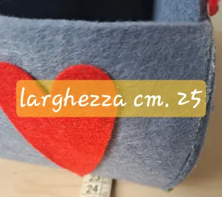 Portacucito in feltro a forma di casetta