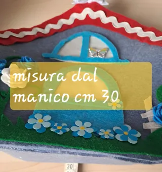 Portacucito in feltro a forma di casetta