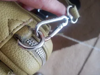 Bolso bandolera verde. Marca Parfois.