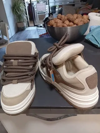 Zapatillas nuevas beige y blancas