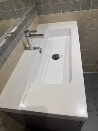 Mueble de baño con lavabo y grifo