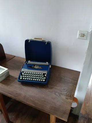 Máquina de escribir antigua azul Calypso