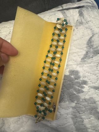 Collar de perlas y cristales verdes