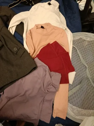 3 Abrigos 2 son Zara y el otro Blanco Talla XS