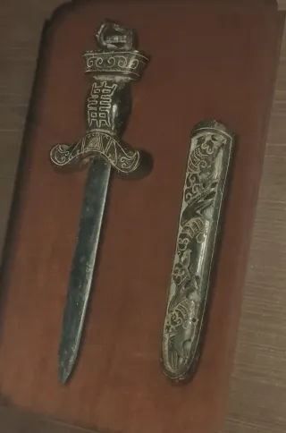 Daga Jade China Antigua Tallada a mano Enmarcada