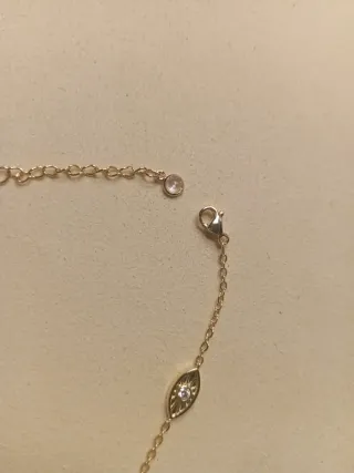 Pulsera dorada con dijes de ojo