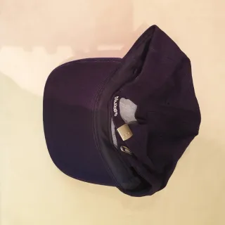 Gorra azul con logo amarillo