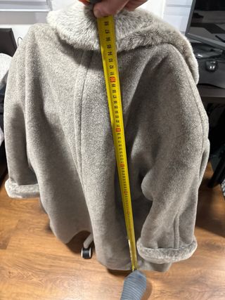 Abrigo ARTEIN gris con cuello y puños de pelo