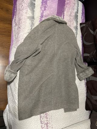 Abrigo ARTEIN gris con cuello y puños de pelo