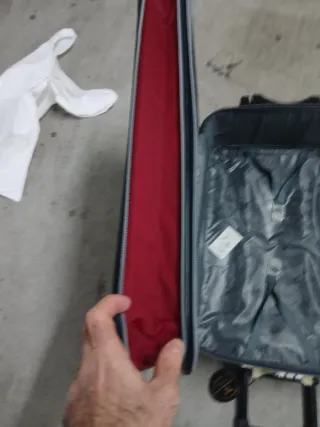 Maleta de viaje gris y roja