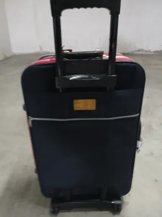 Maleta de viaje gris y roja