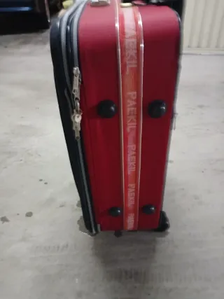 Maleta de viaje gris y roja