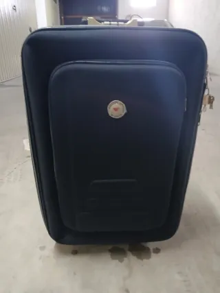 Maleta de viaje gris y roja