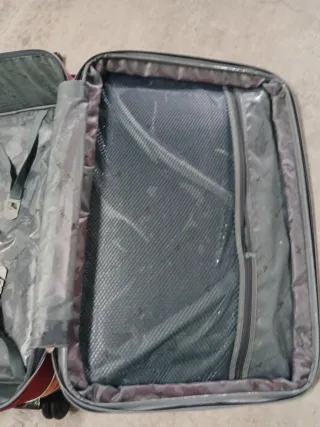 Maleta de viaje gris y roja