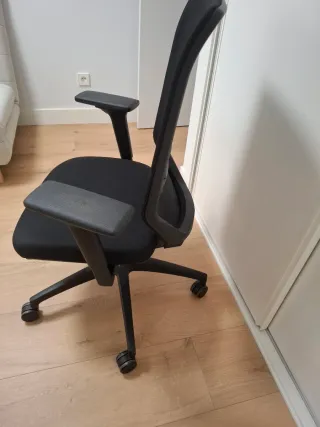 Silla de oficina ergonómica negra
