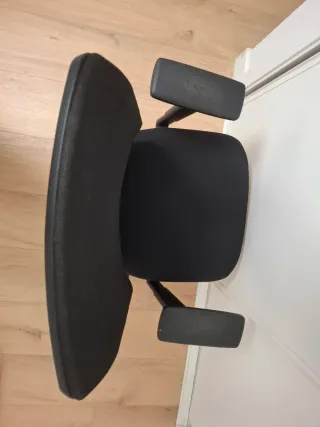 Silla de oficina ergonómica negra