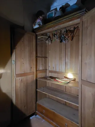 Armario antiguo de madera