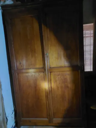 Armario antiguo de madera