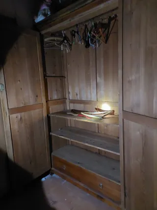 Armario antiguo de madera