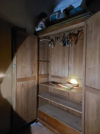 Armario antiguo de madera