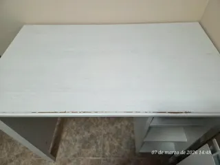 Escritorio blanco de madera